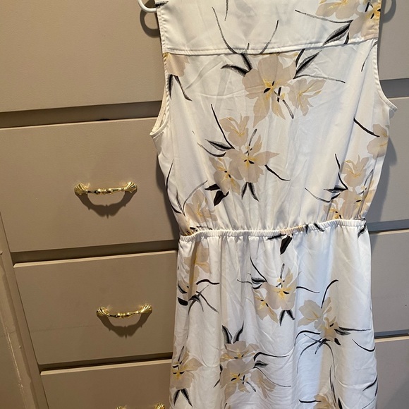 DYNAMITE Floral Dress - Picture 4 of 5